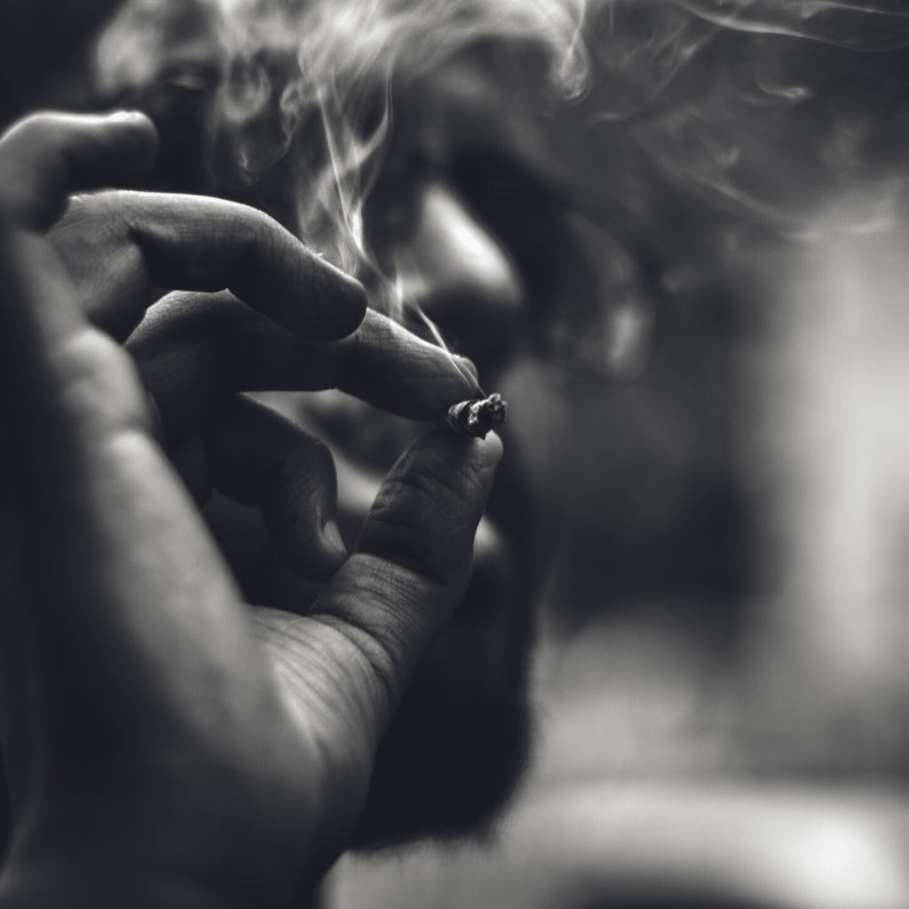 Vilão a fumar um cigarro