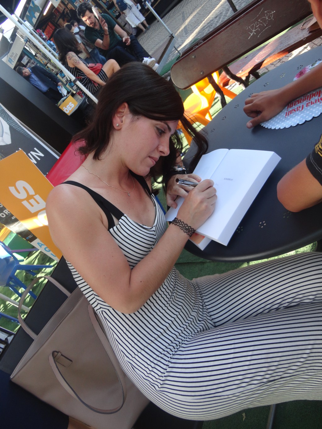 Patricia Morais a dar um autografo na Feira do Livro