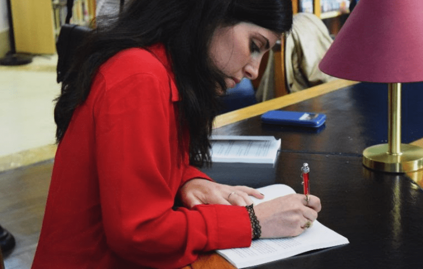 Patricia Morais a dar um autografo no lançamento de Os Monstros que Nos Habitam