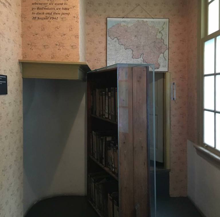 Estante que escondeu Anne Frank